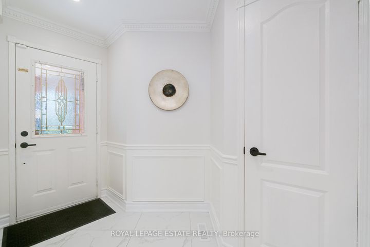 Photo 2 at 435 Stonetree Court, Cooksville, Mississauga