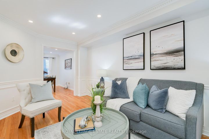 Photo 4 at 435 Stonetree Court, Cooksville, Mississauga