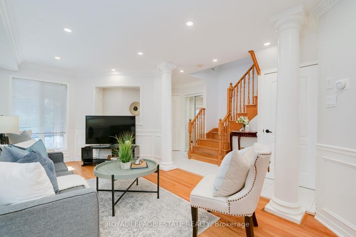 Photo 5 at 435 Stonetree Court, Cooksville, Mississauga