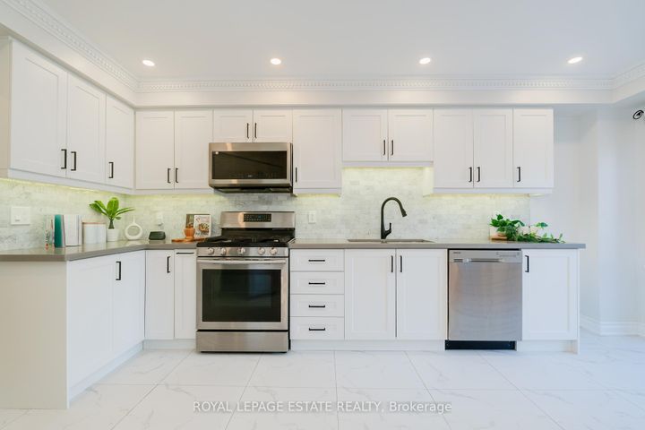 Photo 7 at 435 Stonetree Court, Cooksville, Mississauga