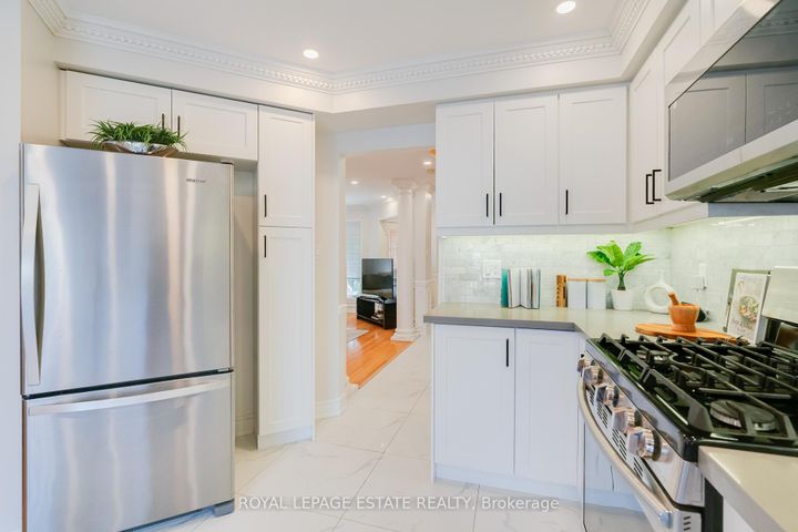Photo 8 at 435 Stonetree Court, Cooksville, Mississauga
