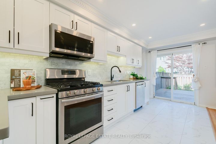 Photo 9 at 435 Stonetree Court, Cooksville, Mississauga