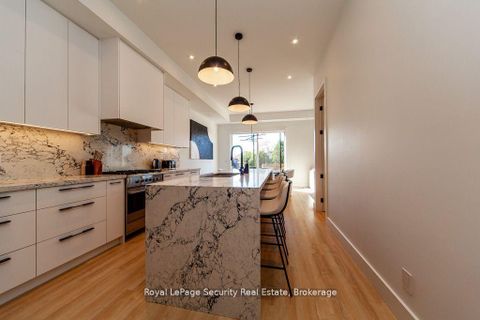 Photo 2 at 70 Chamberlain Avenue, Belgravia, Toronto