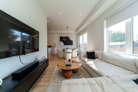 Photo 11 at 70 Chamberlain Avenue, Belgravia, Toronto