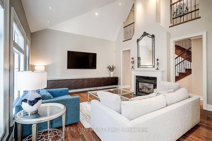 Photo 16 at 19 Anglin Drive, Jefferson, Richmond Hill
