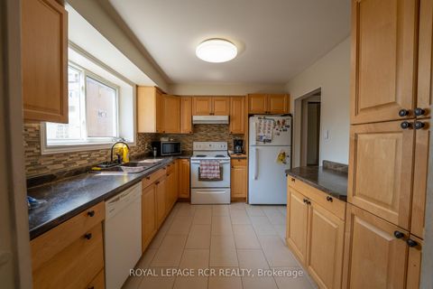 Photo 6 at 9 Dunham Crescent, Aurora Heights, Aurora