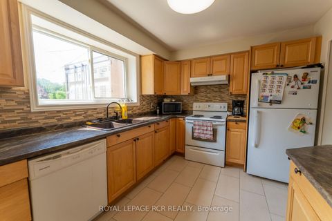Photo 7 at 9 Dunham Crescent, Aurora Heights, Aurora