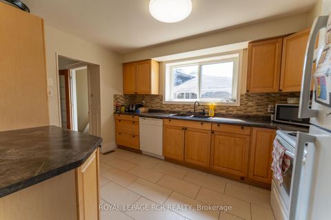 Photo 8 at 9 Dunham Crescent, Aurora Heights, Aurora