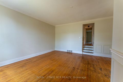Photo 9 at 9 Dunham Crescent, Aurora Heights, Aurora