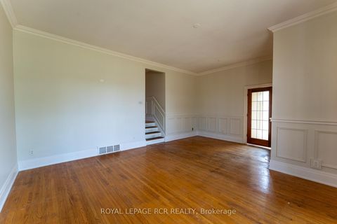 Photo 10 at 9 Dunham Crescent, Aurora Heights, Aurora