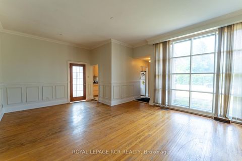 Photo 11 at 9 Dunham Crescent, Aurora Heights, Aurora