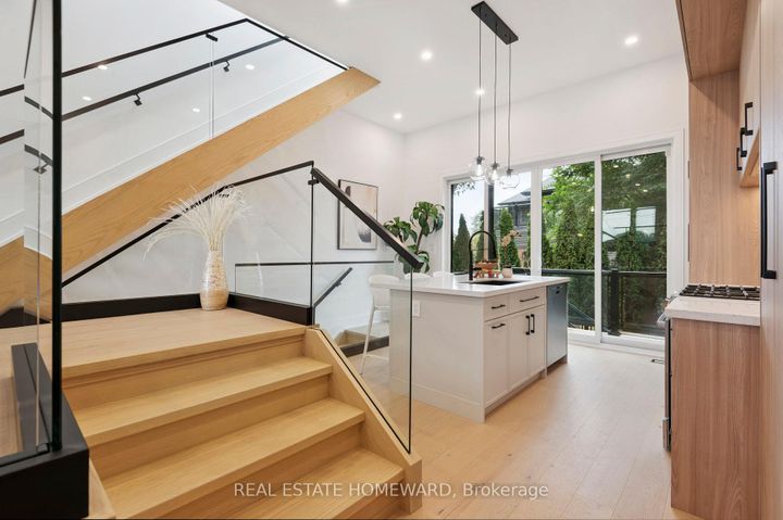 Photo 4 at 32 Westlake Crescent, Lumsden, Toronto