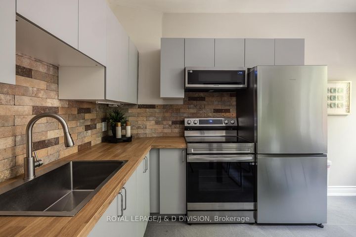 Photo 11 at 16 Boswell Avenue, Annex, Toronto