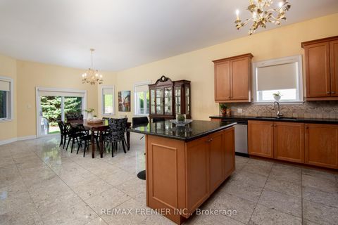 Photo 13 at 28 Timberwood Drive, Sonoma Heights, Vaughan