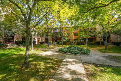 Photo 14 at 733 - 1510 Pilgrims Way, GA Glen Abbey, Oakville