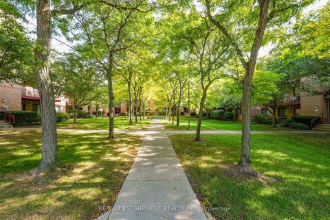 Photo 13 at 733 - 1510 Pilgrims Way, GA Glen Abbey, Oakville