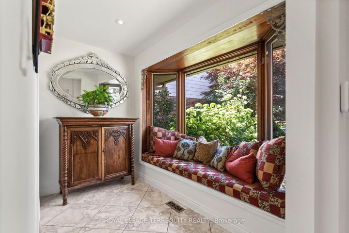Photo 5 at 50 Skyview Crescent, Henry Farm, Toronto