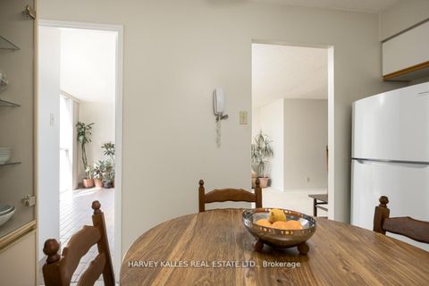 Photo 9 at 911 - 61 Markbrook Lane, Jamestown, Toronto