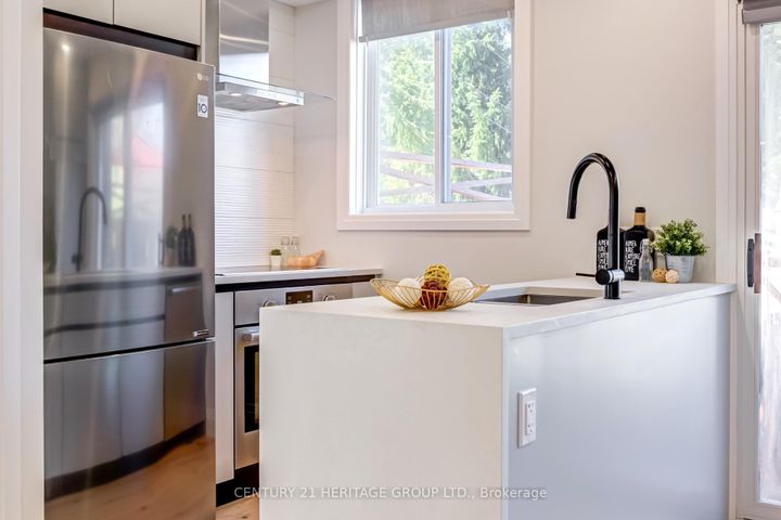 Photo 11 at 576 Broadway Avenue, Leaside, Toronto