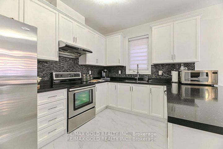 Photo 10 at 9 Natronia Trail, Bram East, Brampton