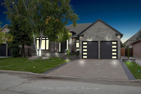 Photo 2 at 19 Polo Crescent, East Woodbridge, Vaughan