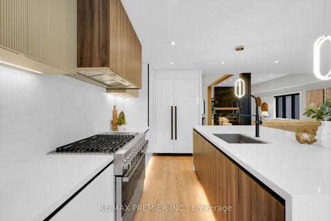 Photo 17 at 19 Polo Crescent, East Woodbridge, Vaughan