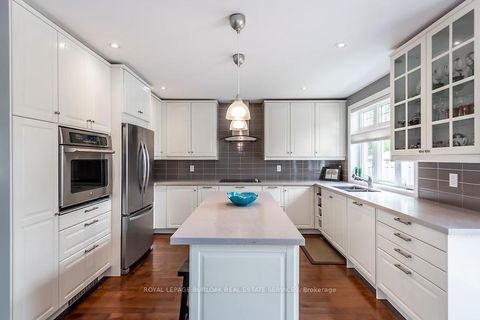Photo 2 at 541 Sandmere Place, WO West, Oakville