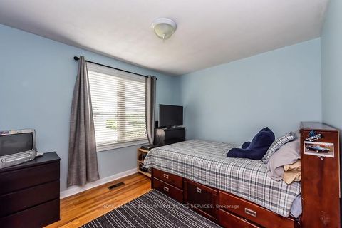 Photo 11 at 541 Sandmere Place, WO West, Oakville