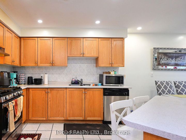 Photo 8 at 166 - 80 Acorn Place, Hurontario, Mississauga