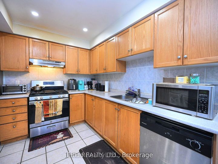Photo 10 at 166 - 80 Acorn Place, Hurontario, Mississauga