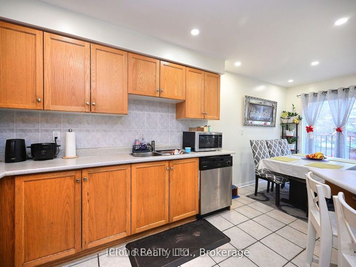 Photo 11 at 166 - 80 Acorn Place, Hurontario, Mississauga