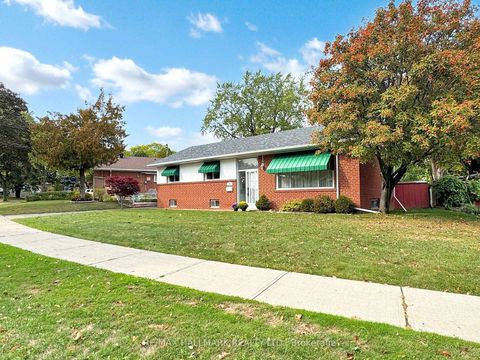 Photo 2 at 29 Golfhaven Drive, Woburn, Toronto