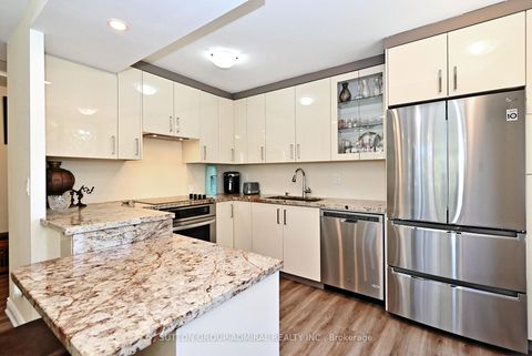 Photo 9 at 203 - 91 Townsgate Drive, Yorkhill, Vaughan