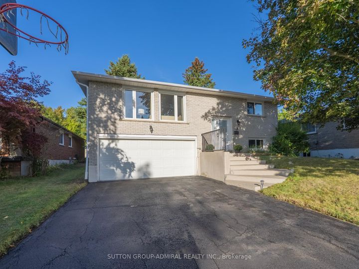 Photo 2 at 62 Shieldmark Crescent, Royal Orchard, Markham