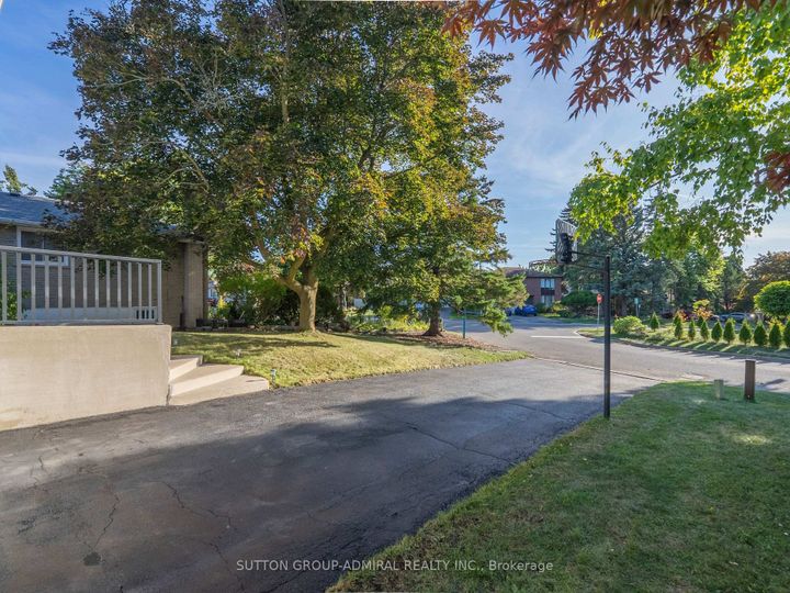 Photo 3 at 62 Shieldmark Crescent, Royal Orchard, Markham