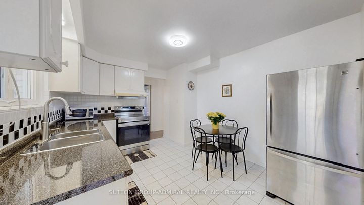 Photo 11 at 62 Shieldmark Crescent, Royal Orchard, Markham