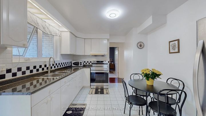 Photo 12 at 62 Shieldmark Crescent, Royal Orchard, Markham