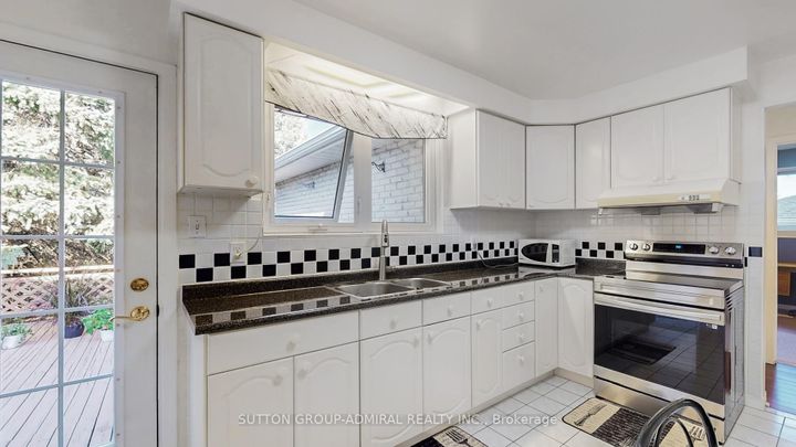 Photo 15 at 62 Shieldmark Crescent, Royal Orchard, Markham