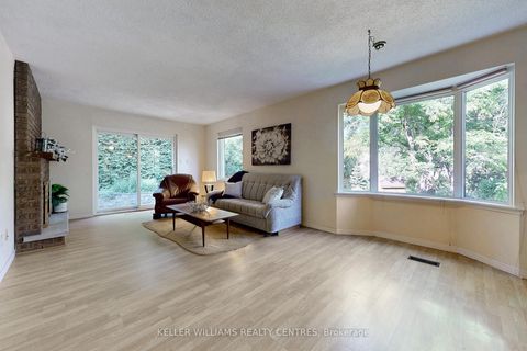 Photo 11 at 27 Hawthorne Lane, Aurora Village, Aurora