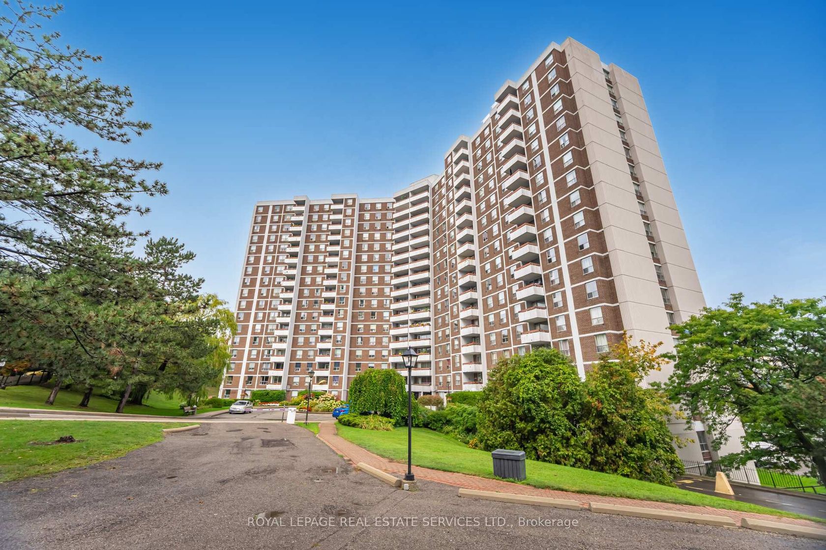 303 - 10 Edgecliff Golfway, Flemingdon Park, Toronto 