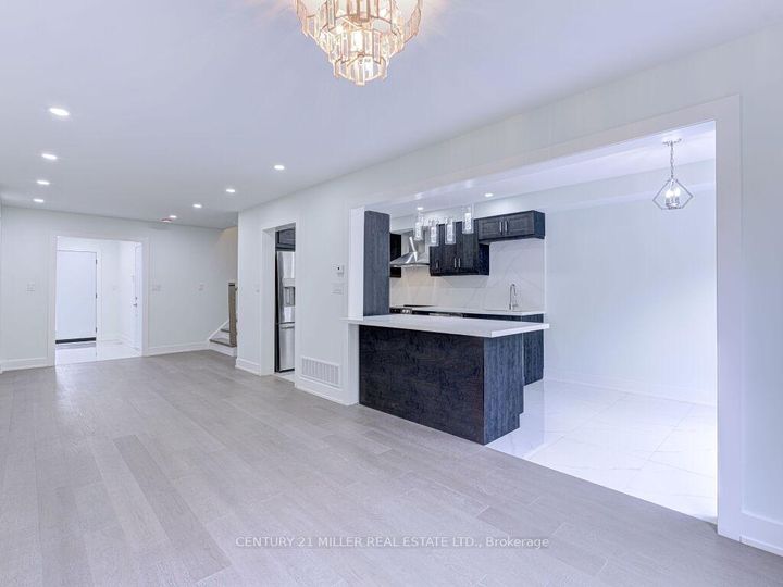 Photo 12 at 373 Ravineview Way, WC Wedgewood Creek, Oakville