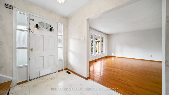 Photo 2 at 2160 Jenner Court, Sheridan, Mississauga