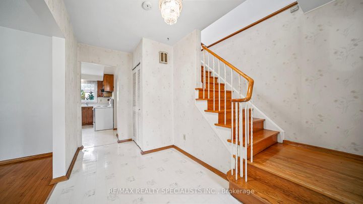 Photo 3 at 2160 Jenner Court, Sheridan, Mississauga