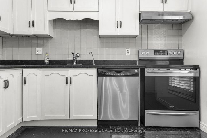 Photo 7 at 17 - 384 Limeridge Road E, Bruleville, Hamilton