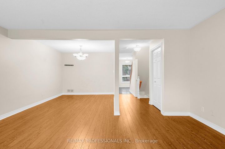 Photo 17 at 17 - 384 Limeridge Road E, Bruleville, Hamilton