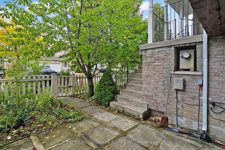 Photo 3 at 108 Sunway Square, Raymerville, Markham