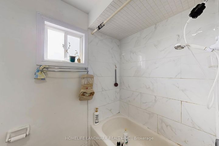 Photo 35 at 108 Sunway Square, Raymerville, Markham