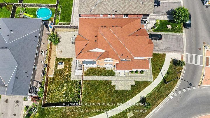 Photo 2 at 460 Gulfstream Avenue, Windfields, Oshawa