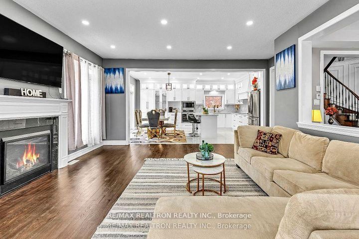 Photo 12 at 460 Gulfstream Avenue, Windfields, Oshawa