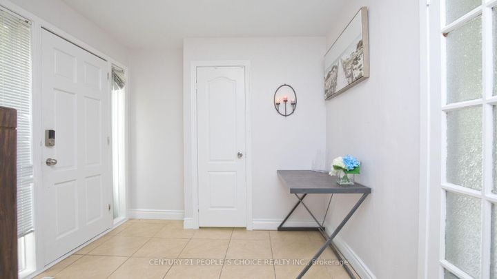 Photo 5 at 82 Davenport Crescent, Southgate, Brampton